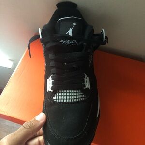 Jordan 4 “white thunder”